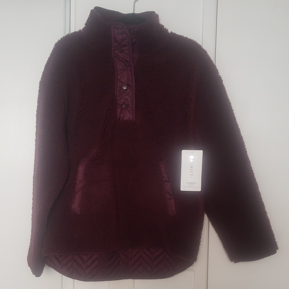 NWT. ATHETA Cozy Sherpa Snap Sweatshirt  Chandail En Sherpa Douilet A Boutons